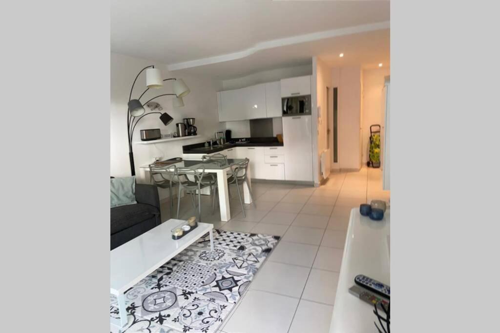 App Le Rocazur Avec Piscine Et Parking En Bord De Mer A 500M Du Centre Ville Menton Exterior foto